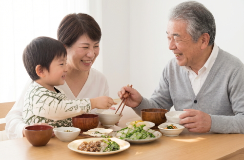 ハイブリッドチタン床義歯を使用し、親・子・孫と同じ食事を楽しめるようになった患者さんの写真。